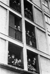Prisonniers aux fenêtres du camp de Drancy