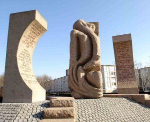 Monument de Shelomo Selinger appelé à perpétuer la mémoire des Juifs enfermés dans le camp de Drancy
